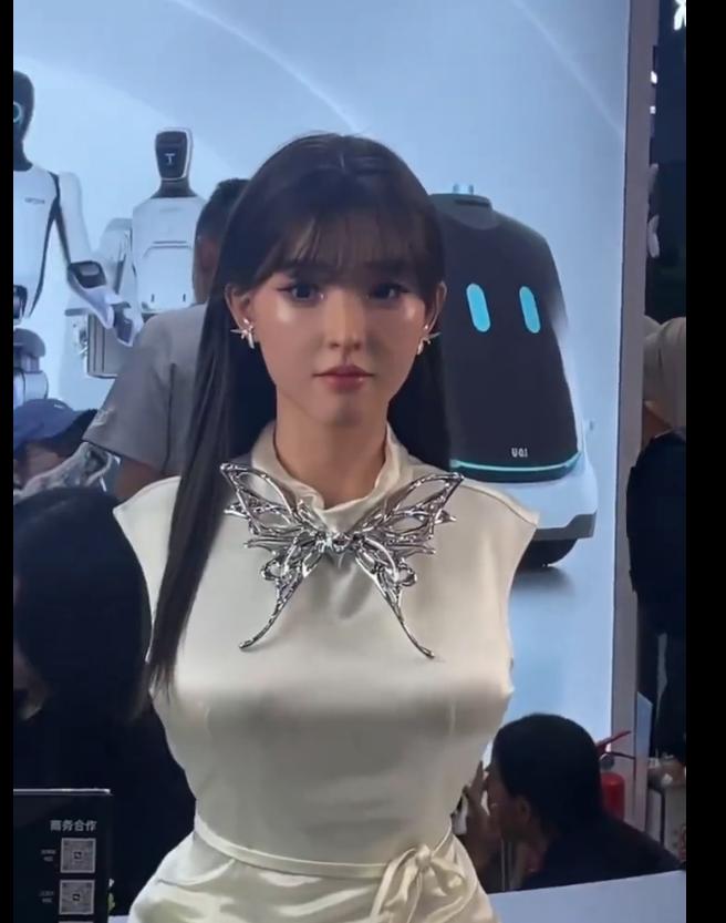 优必选人形机器人颜值好高