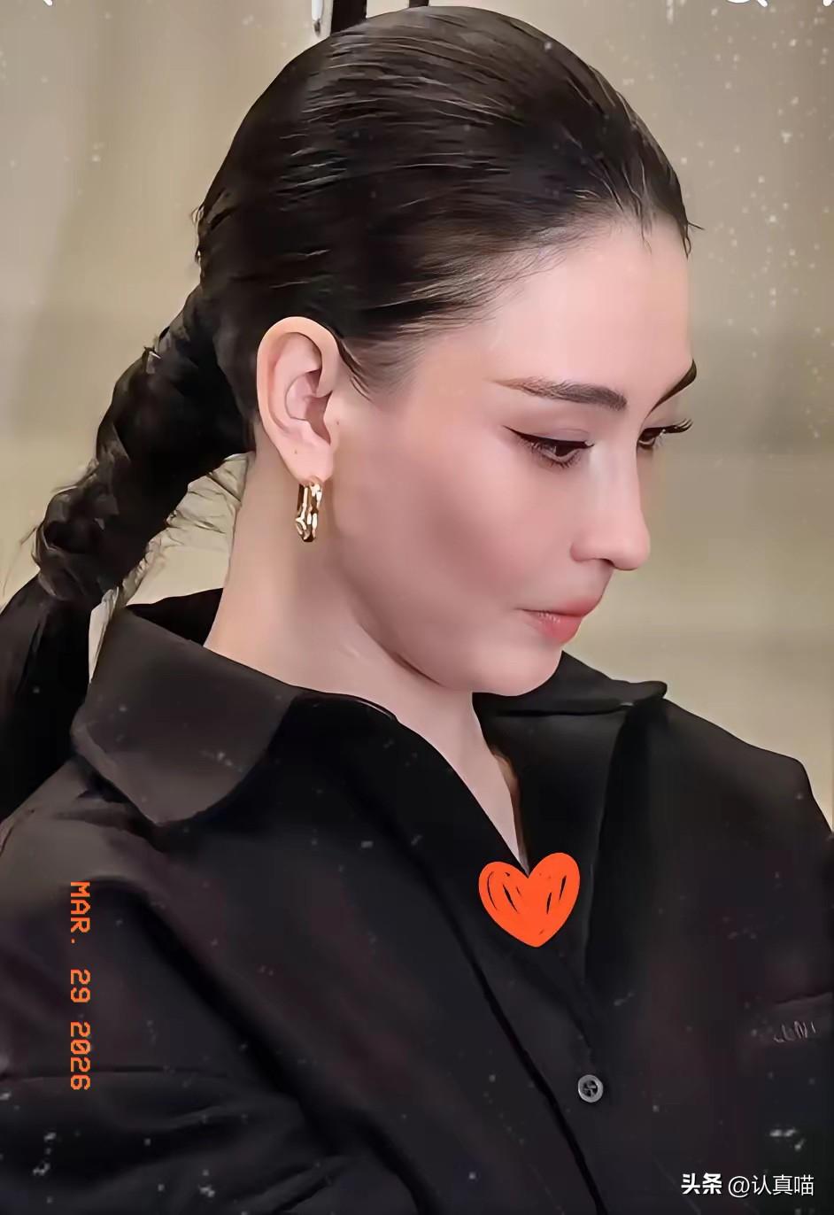 大家有没有发现，
张柏芝最近状态真的有点让人看不懂了。
不是颜值下滑，也不是身材