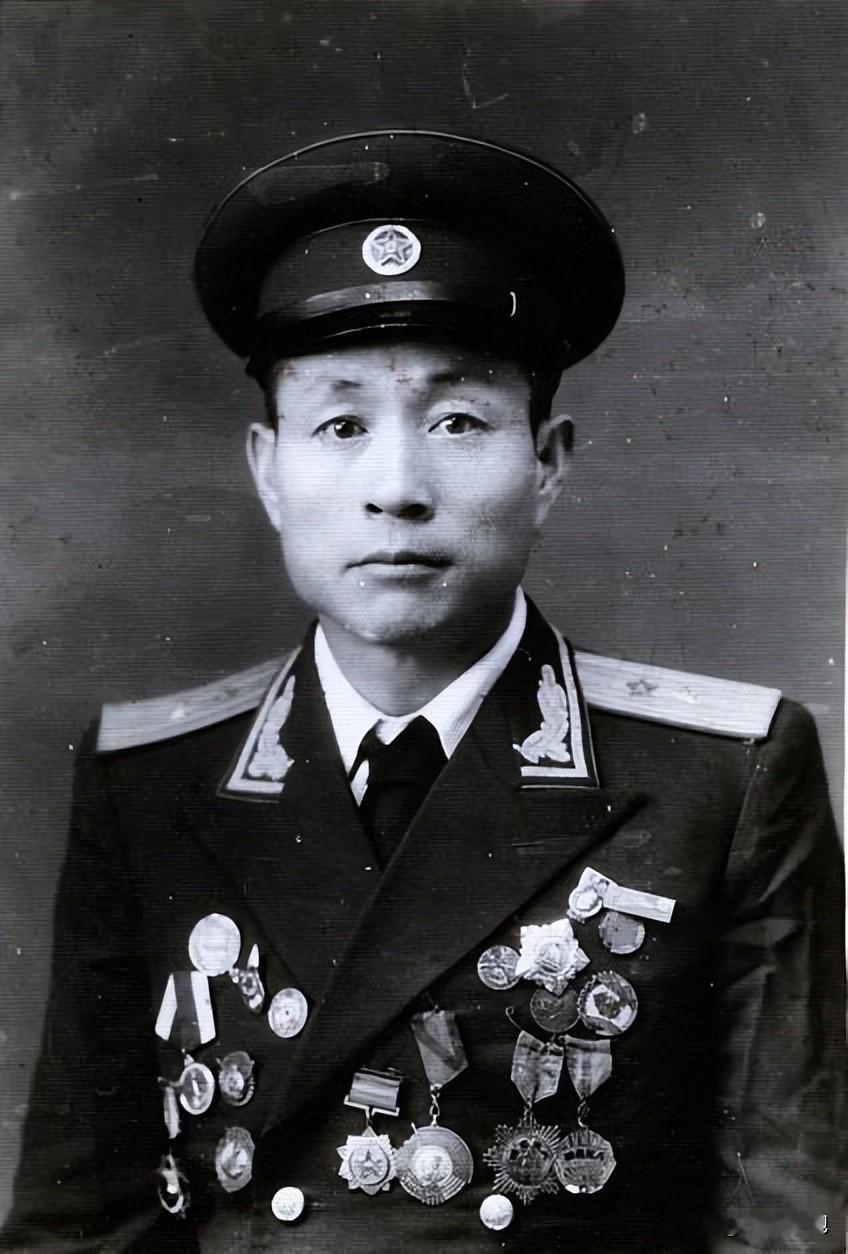 全军独一份一英八模，寒冬以身做桥墩，带伤死守七次反扑，英模高位一生清贫的黄相和
