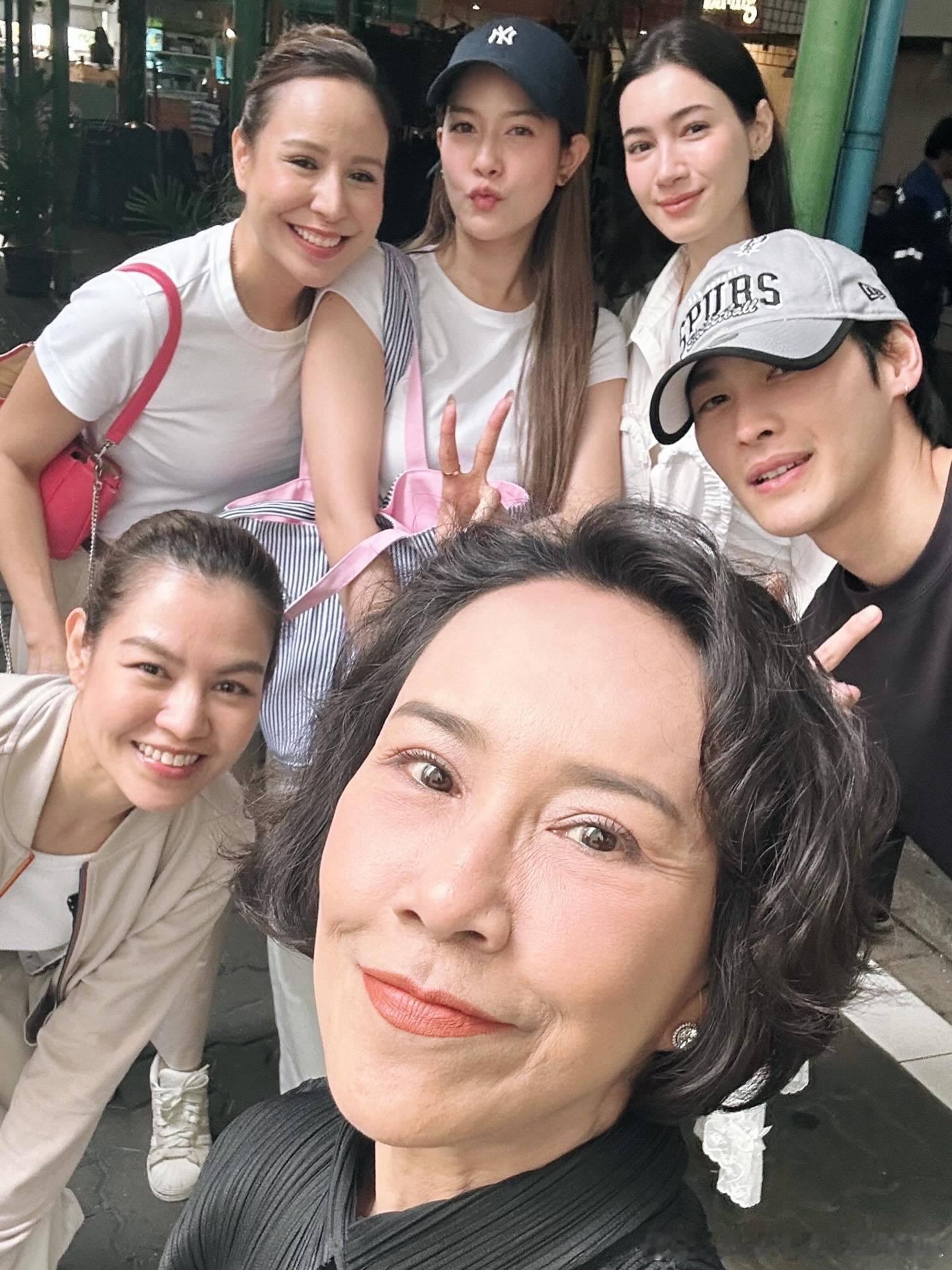 去几趟台里比这两个月看见的老叔的次数还多，明天好不容易有活动，结果是私人活动，我