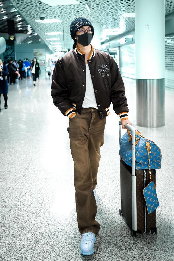 王鹤棣凌晨出发巴黎时装周王鹤棣凌晨出发巴黎时装周，结束演唱会立马前往巴黎时装周，