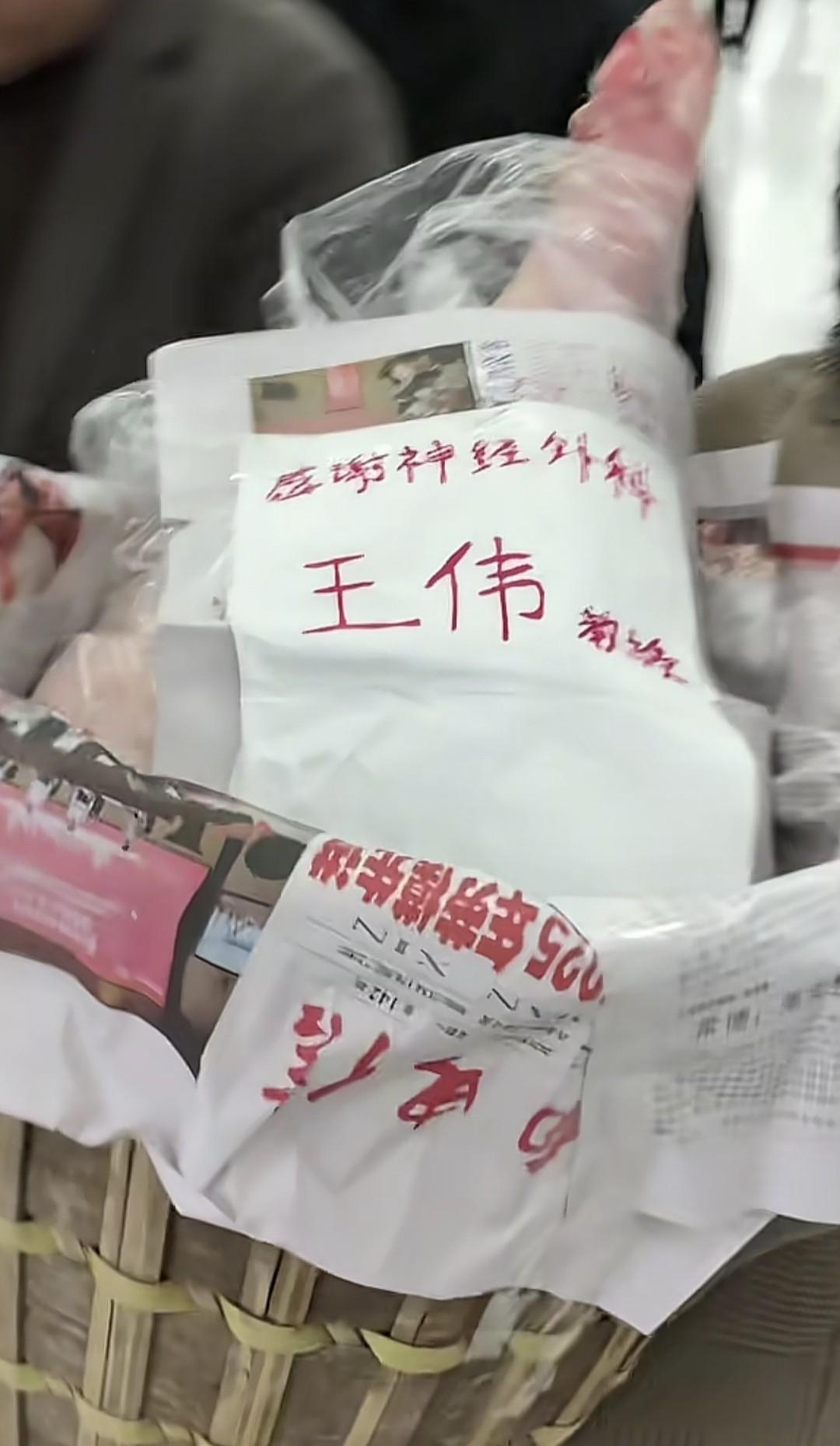 猪蹄扛进华西门诊，

土鸡蛋摆上分诊台，

医生该不该伸手接？

2026年2月