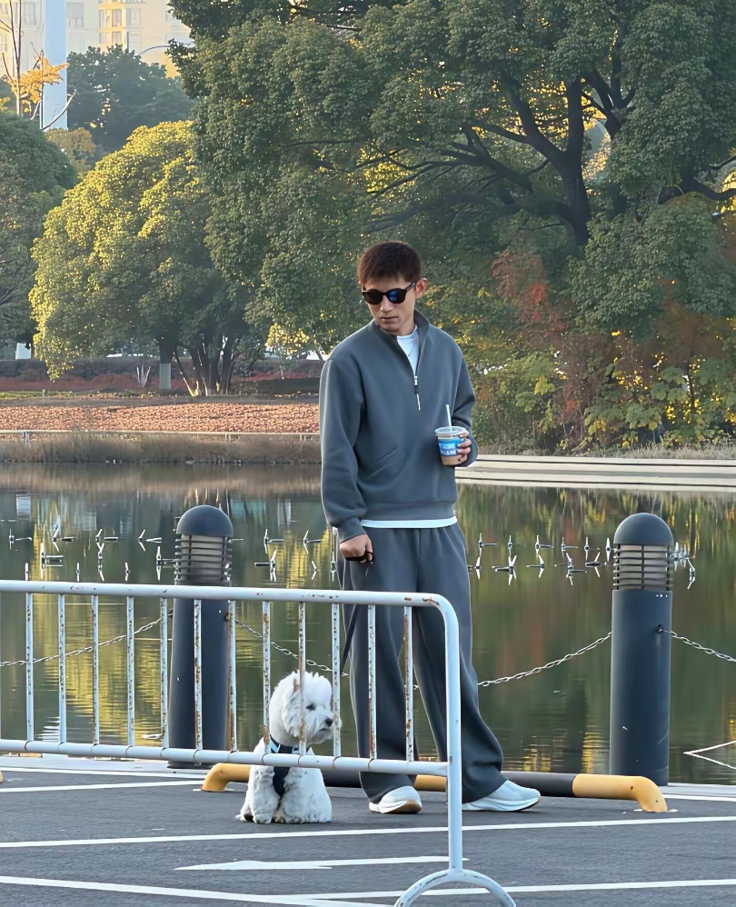 张继科在昆山外出散步遛狗，他穿着一身休闲服，戴着大墨镜，身材又高又瘦，看起来太帅