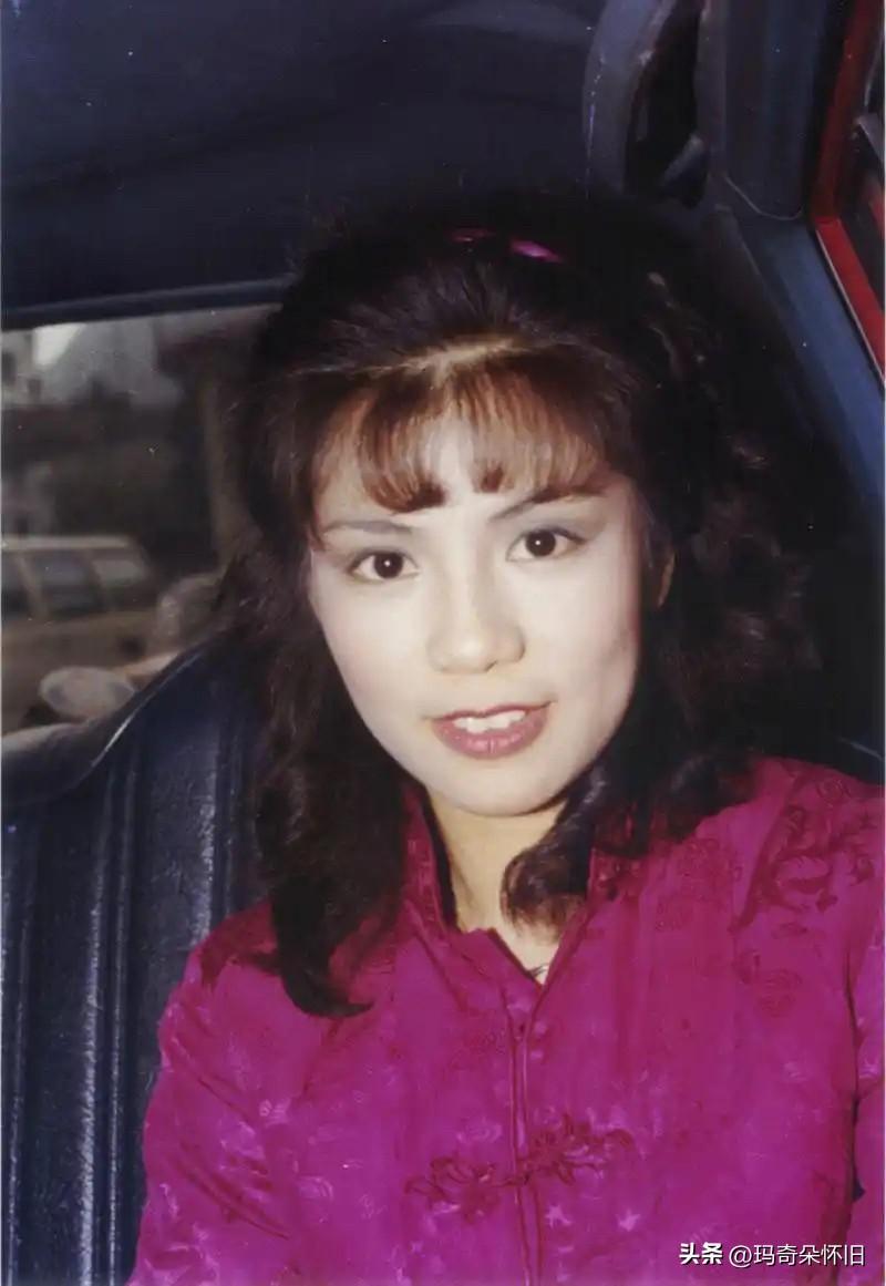 🎆这组照片里，她只是翁美玲。
一身玫红色提花唐装，复古又娇俏，空气刘海和蓬松卷