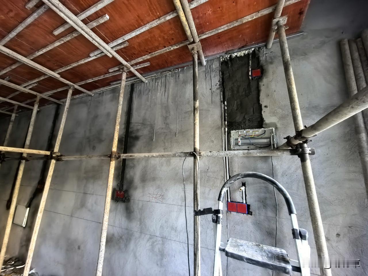 自己干电工和泥瓦匠，干着干着就熟练了，干着干着有点上瘾了。当初找了五个电工师傅，