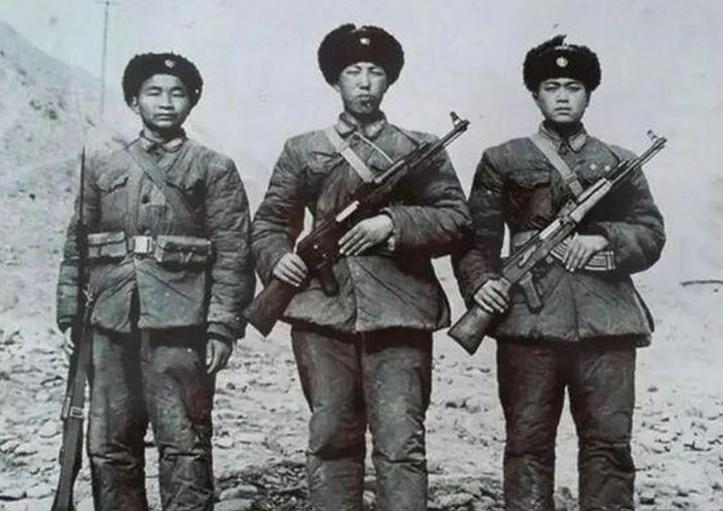 1963年国庆阅兵，一名年轻少尉站在天安门观礼台上，毛主席好奇询问他名字后，大笑