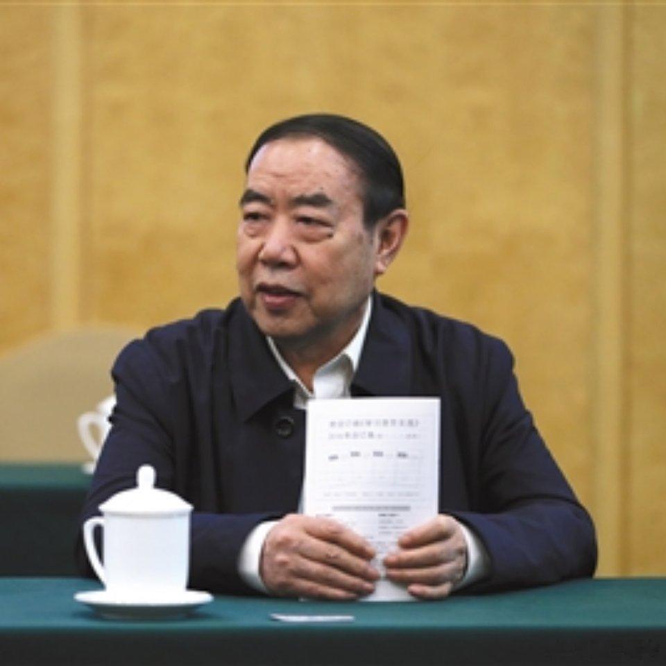 贾浅浅“研究方向”非常正确，其父集众多头衔于一身，在陕西省有极高的话语权。若非触
