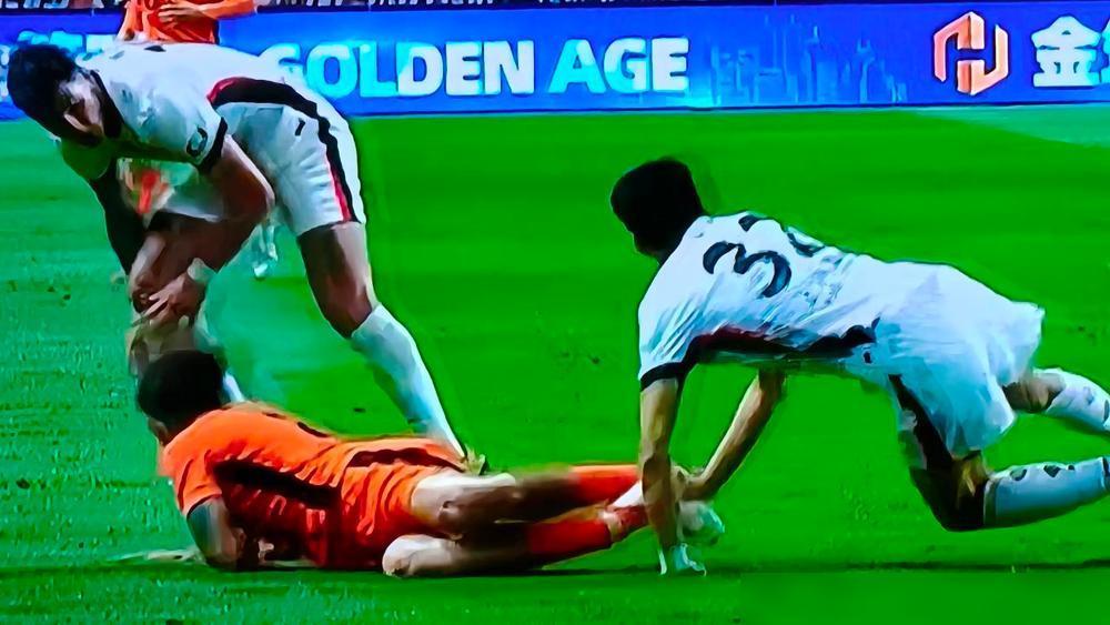 这样的比赛怎能不让人热血沸腾又扼腕叹息！昨晚云南玉溪高原体育场，中超升班马云南玉