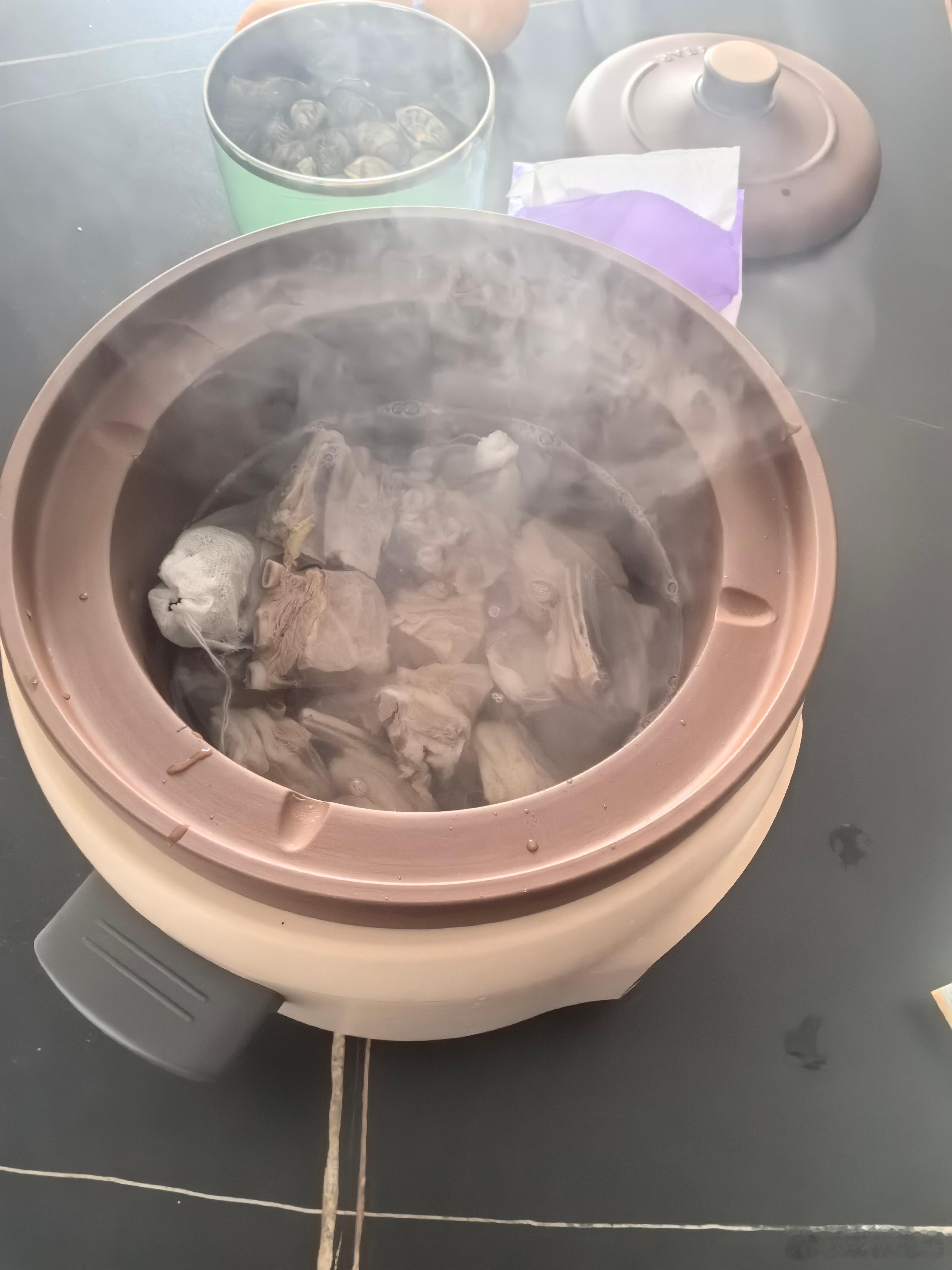 李爷减肥计划  又是周末，闲着也是闲着，羊排现在炖上，晚饭香不香吧就说。[送花花