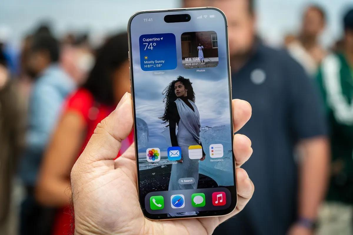 The Verge拍的iPhone 16 Pro Max真机图，屏幕边框真窄！钛