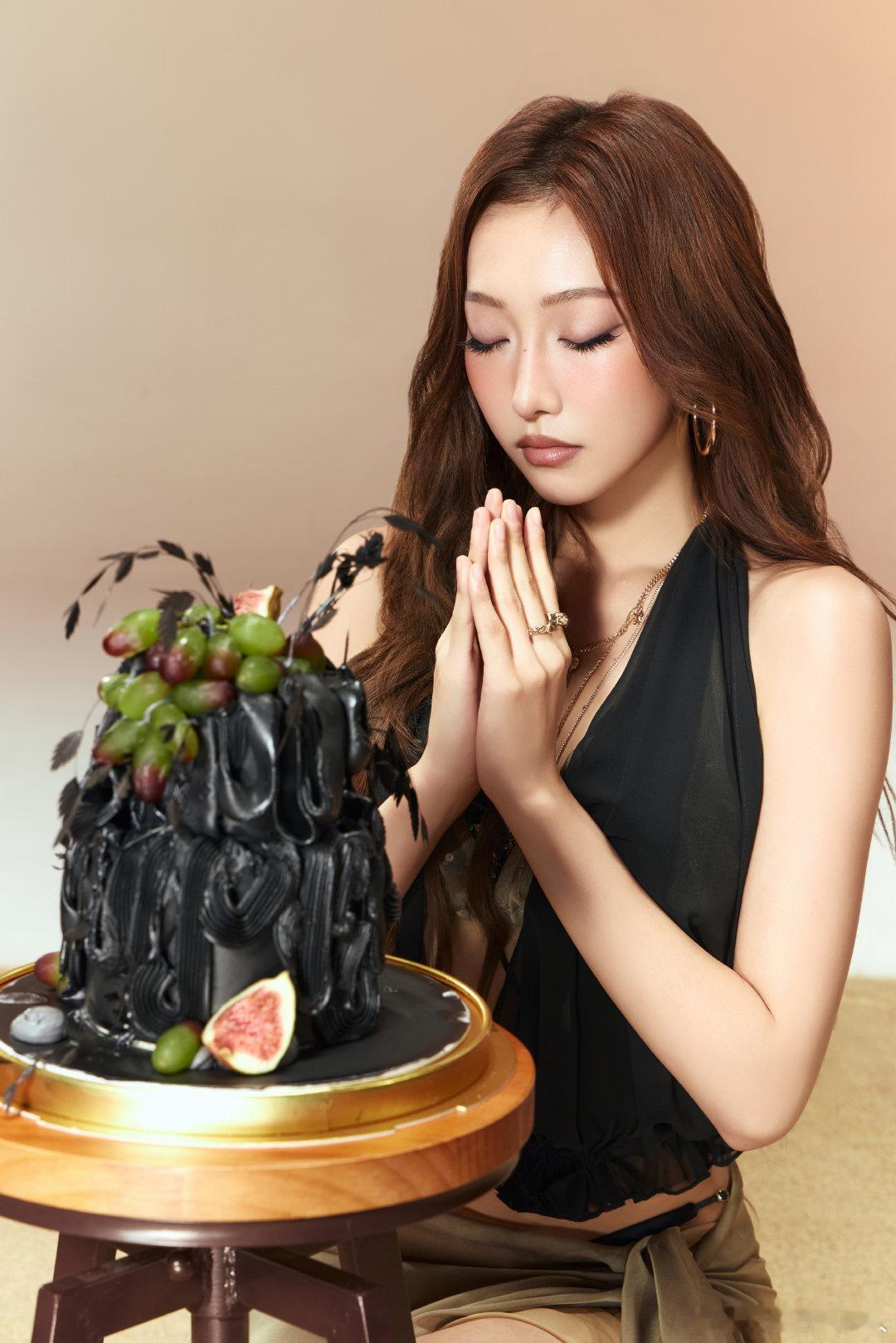RED李雨林0828生日快乐 热浪漫过沙滩 每帧皆是肆意的姿态把期许安放掌心 任