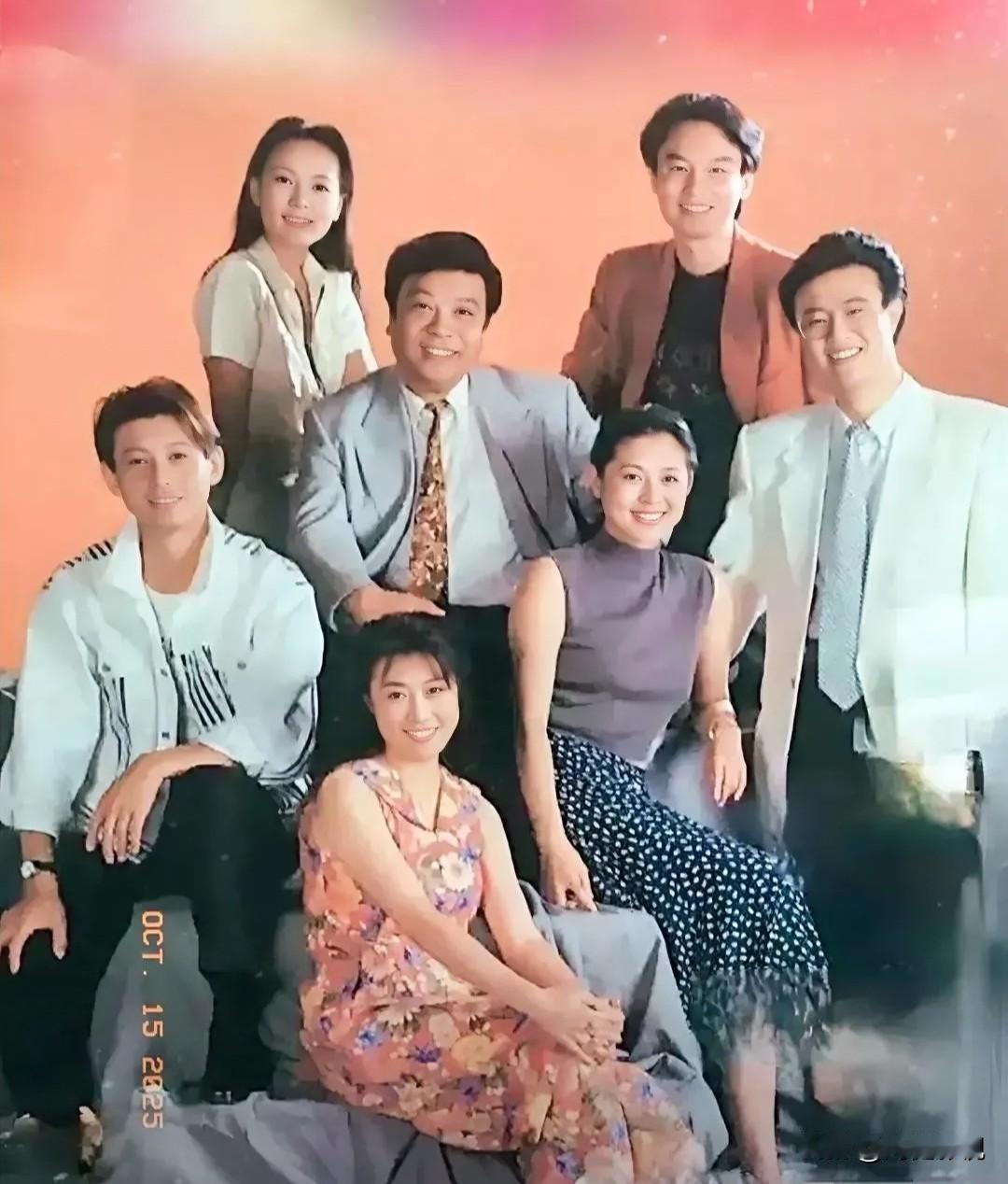 仔细看，那时候的倪萍，秀韵多姿，顾盼生辉，明眸善睐，一点都不输龙洋和董卿。后面的