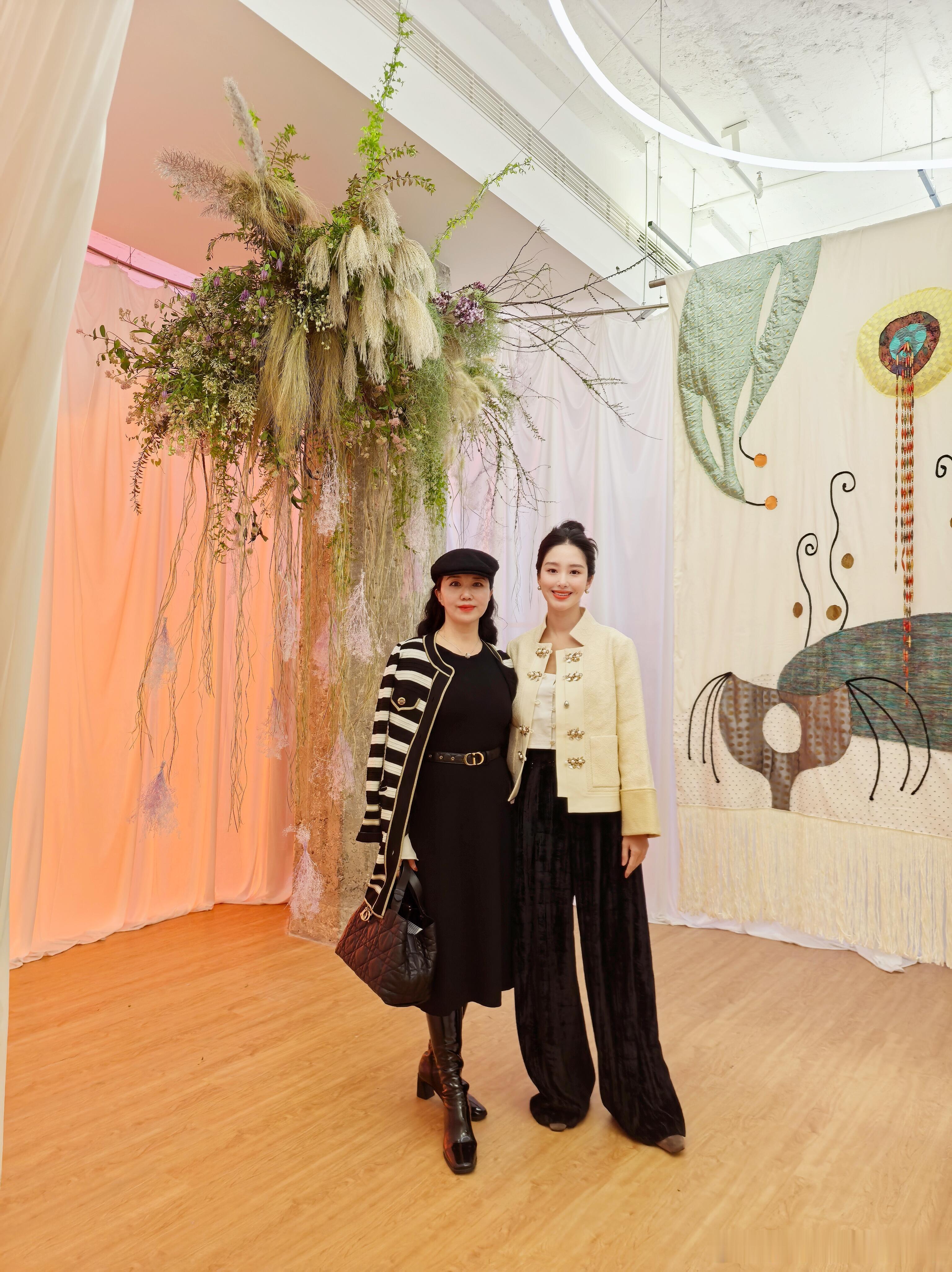 杨采钰和妈妈合照杨采钰妈妈气质 杨采钰和妈妈合照，亲妈看起来比女儿还有气质 ​​