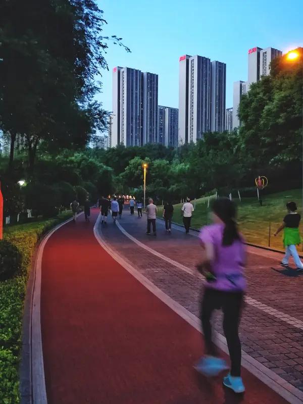 晨跑多少公里合适，得因人而异。
初学者或体能差的人，先从1 - 2公里开始，比如