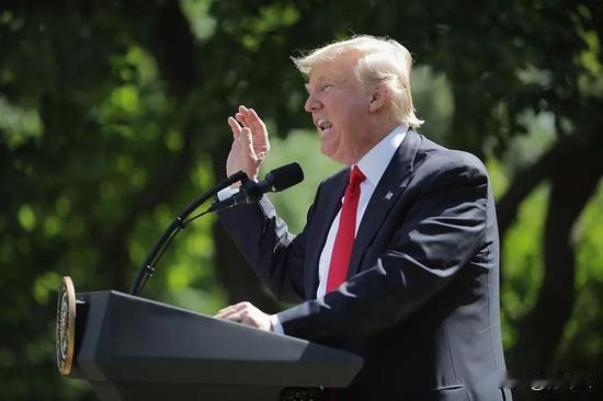 总之不怨他？
    特朗普把美国前总统通通骂了个遍。
    他说都怨尼克松偷