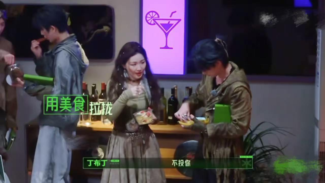 张凌赫吃着自己的看着金靖的金靖拉拢丁程鑫开始推理吧丁程鑫踹门把张凌赫看愣了 张凌