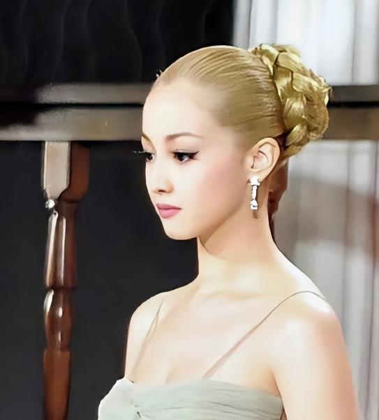 “亚洲第一美人”泽尻英龙华的婚前协议太硬核：每月夫妻生活超5次，男方按50万一次