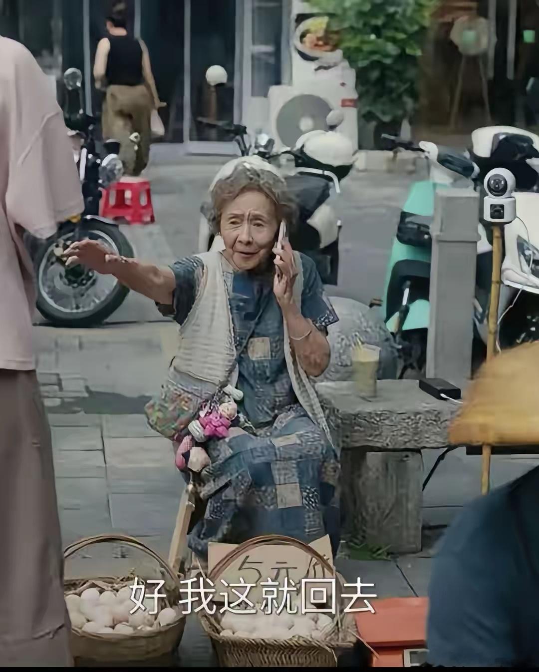 我说句实话大家别不爱听吴彦姝在韩琰的《小芳》里的这个镜头，实在是穿帮得有点离谱了