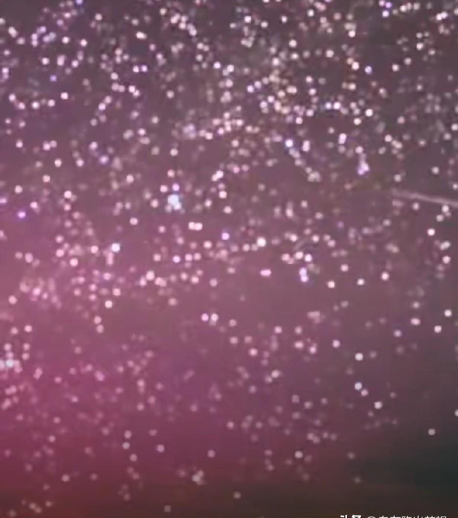 松原的夜，要亮了。
太阳刚炸了一记闷雷，地磁暴直接拉满。
去年五月见过极光的人，