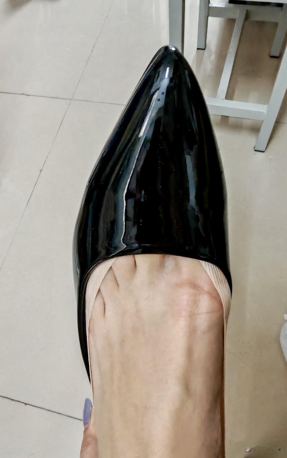 救命！谁懂穿高跟鞋逛街的痛啊！试鞋时明明感觉巨合脚，走两步都觉得自己是精致都市丽