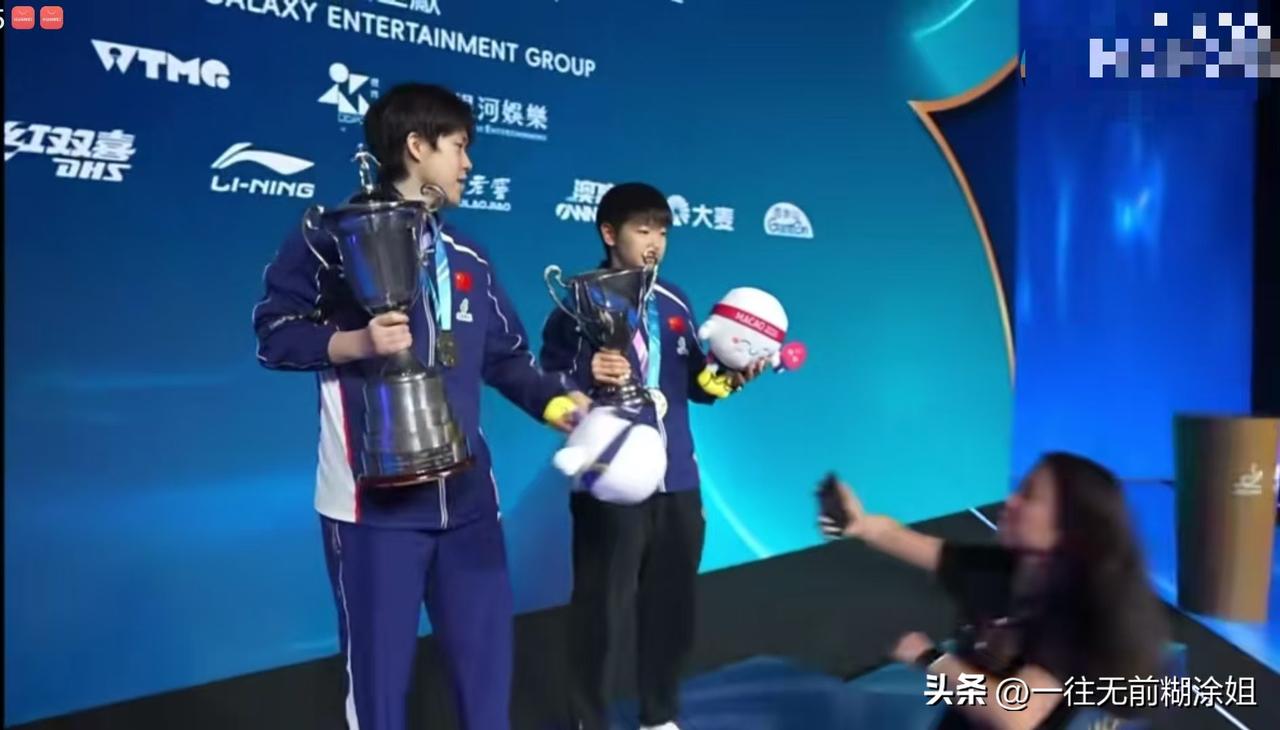 笑死了，递手机的主持人：你来 ，拿着吧 ，我认识你 ，你就是那个犟头，最后乖乖听