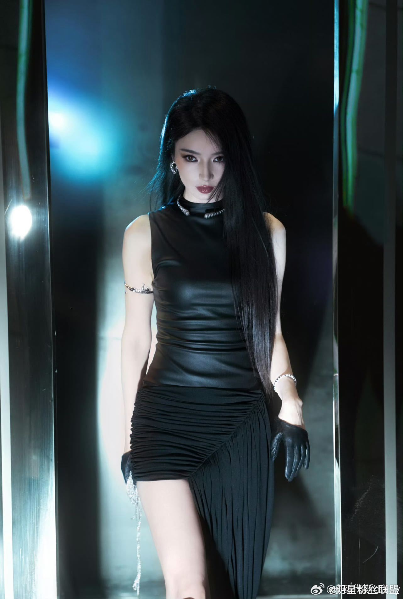 张宸逍发长文安利代斯 内娱最甜姐弟没有之一！张宸逍发布长文和探班视频为姐姐撑腰，