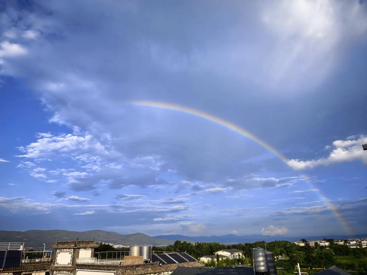 7月的洱海，真是美不胜收！据说民宿入住率很低，但是旅居需求大涨！