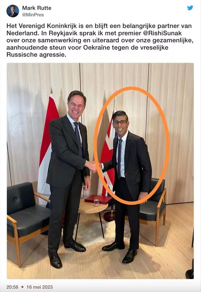 

这是5月16日，荷兰首相吕特会见英国首相苏纳克的合影照，

仔细看看，你会联