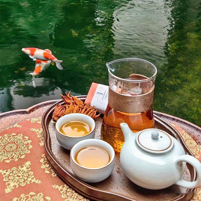 《茶悟五古》
人生若茶浮，沸水注清瓯。
叶展意自远，盏浅味长留。
不求千钟满，半