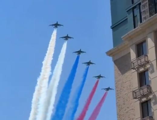 空军三色彩烟 摩托车手护卫 哈萨克斯坦为普京举行高规格欢迎仪式 
 
当地时间5