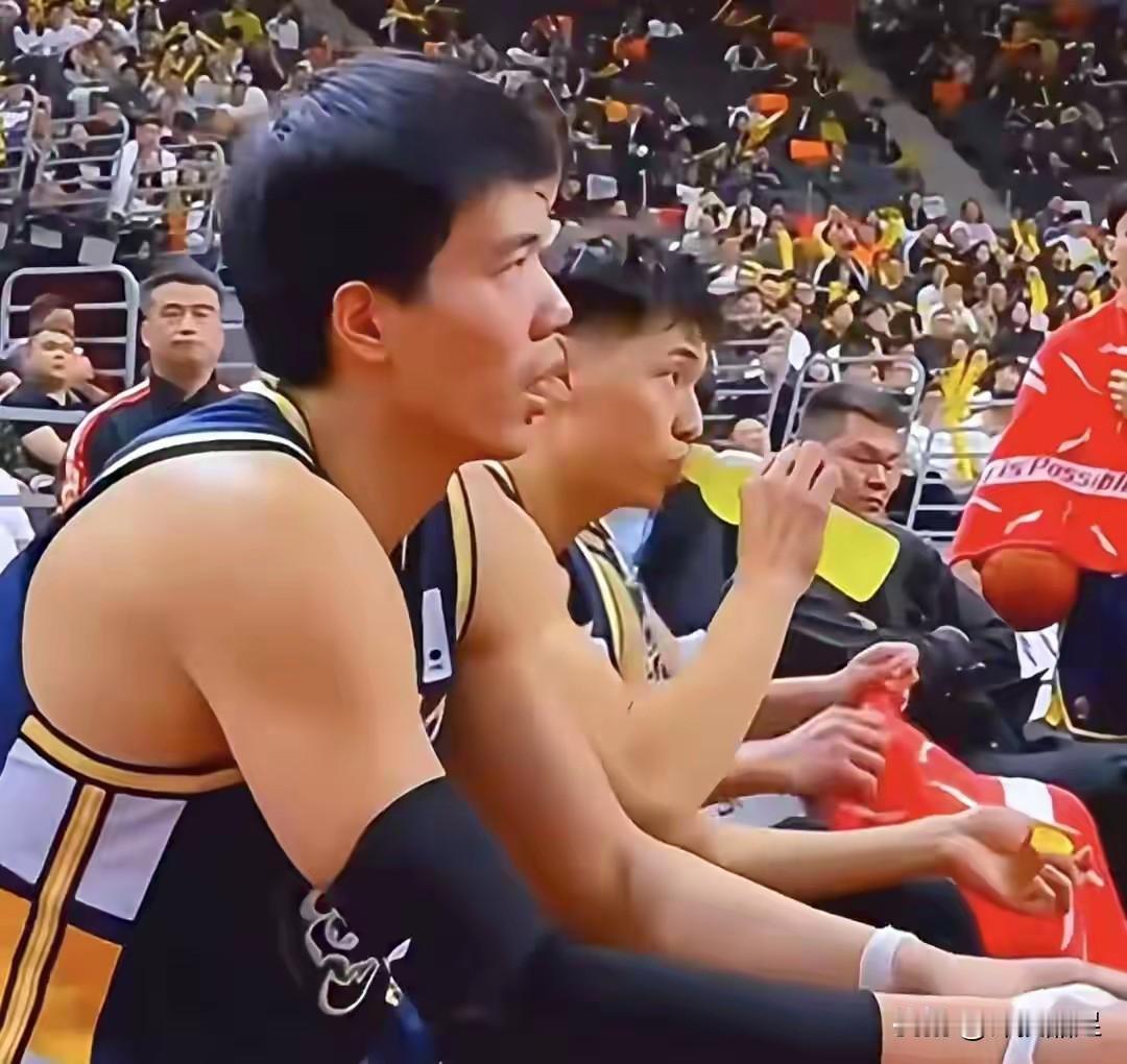 杜锋骂人很有杀伤力！
或许他以为球员被骂一顿就能清醒，或许他以为球员不骂不成才。