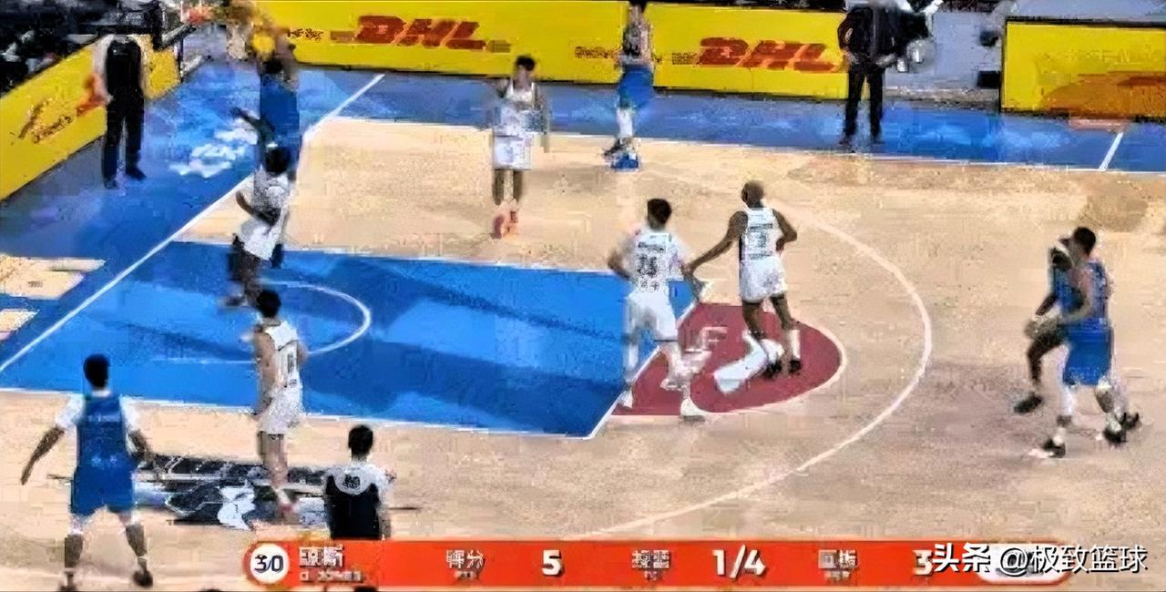 北京外援麦基真是太嚣张了！在今晚北京对阵浙江的第三节比赛中，麦基篮下轻舒猿臂，上