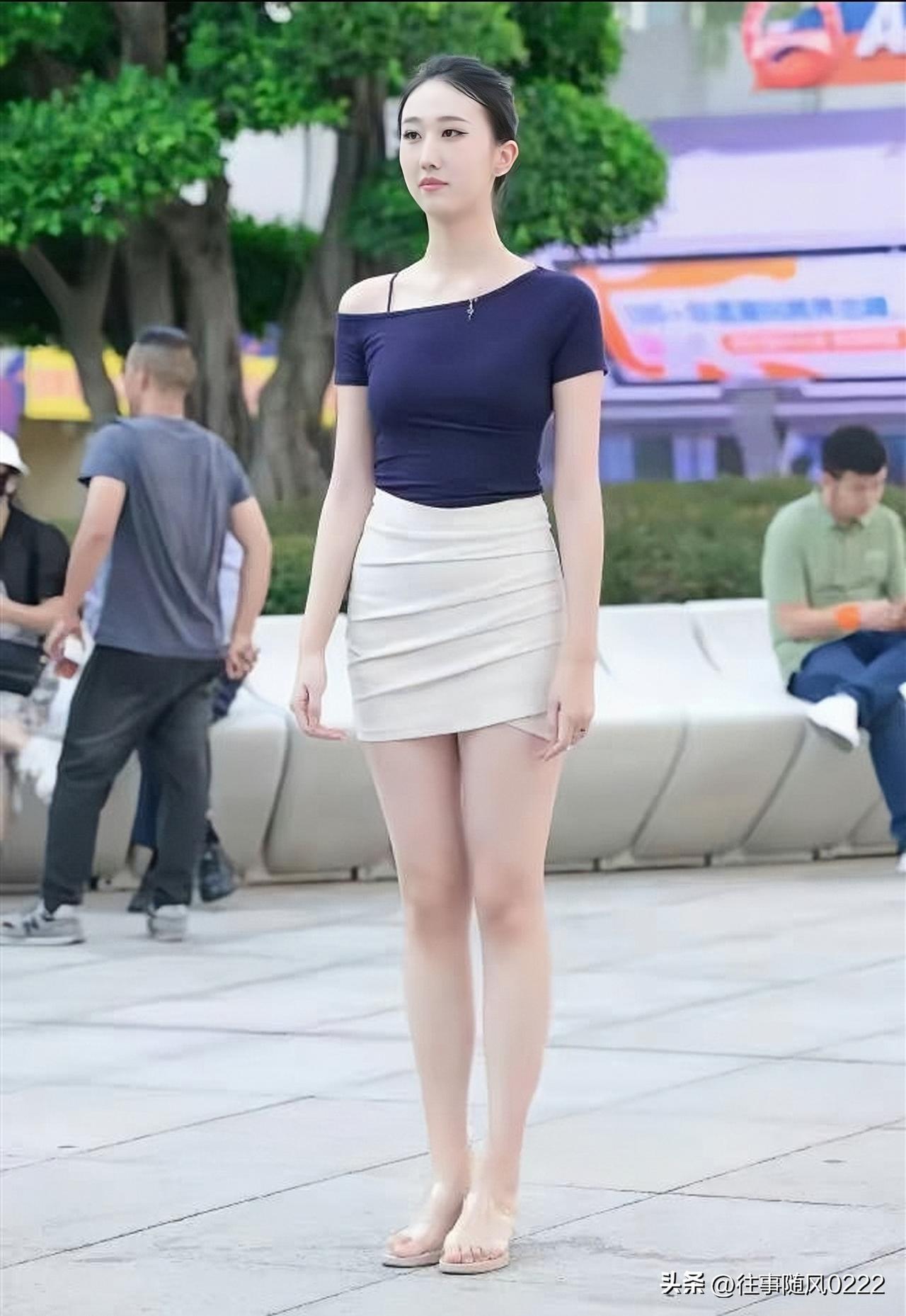 都市时尚女孩，简约优雅穿搭，尽显青春魅力