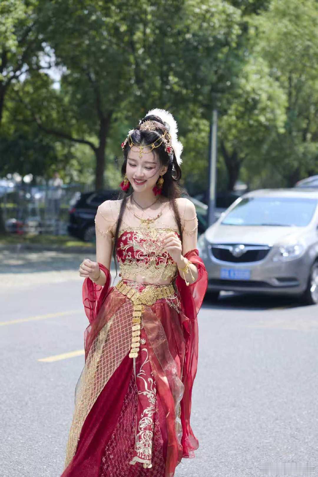 孙怡是王牌老粉丝了孙怡王牌红装路透孙怡作为王牌老粉丝，应该很清楚节目的节奏。她的