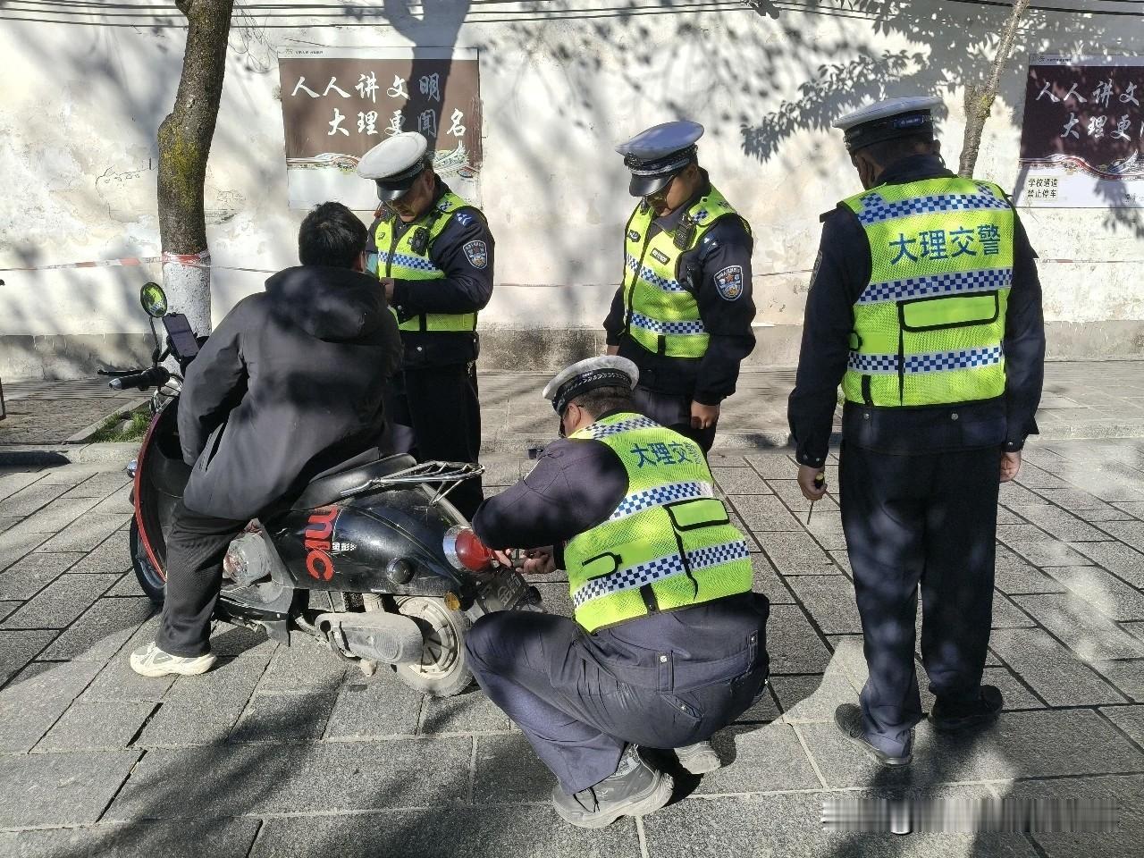 大理市警方这次整治白底红字超标电动车的行动太有必要了！❗️

⚠️这种临时号牌的