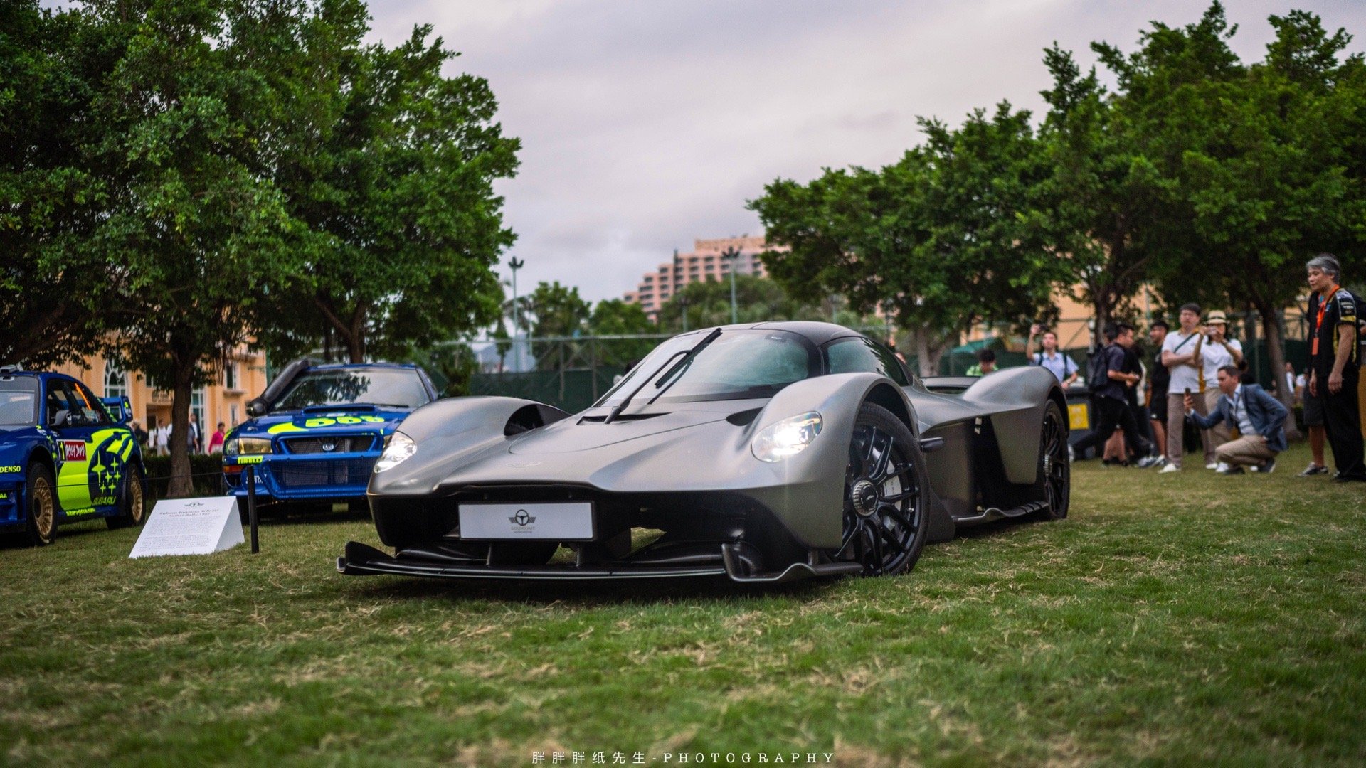 Aston Martin Valkyrie终于亲眼见到优雅的传奇神跑，聚光灯下草
