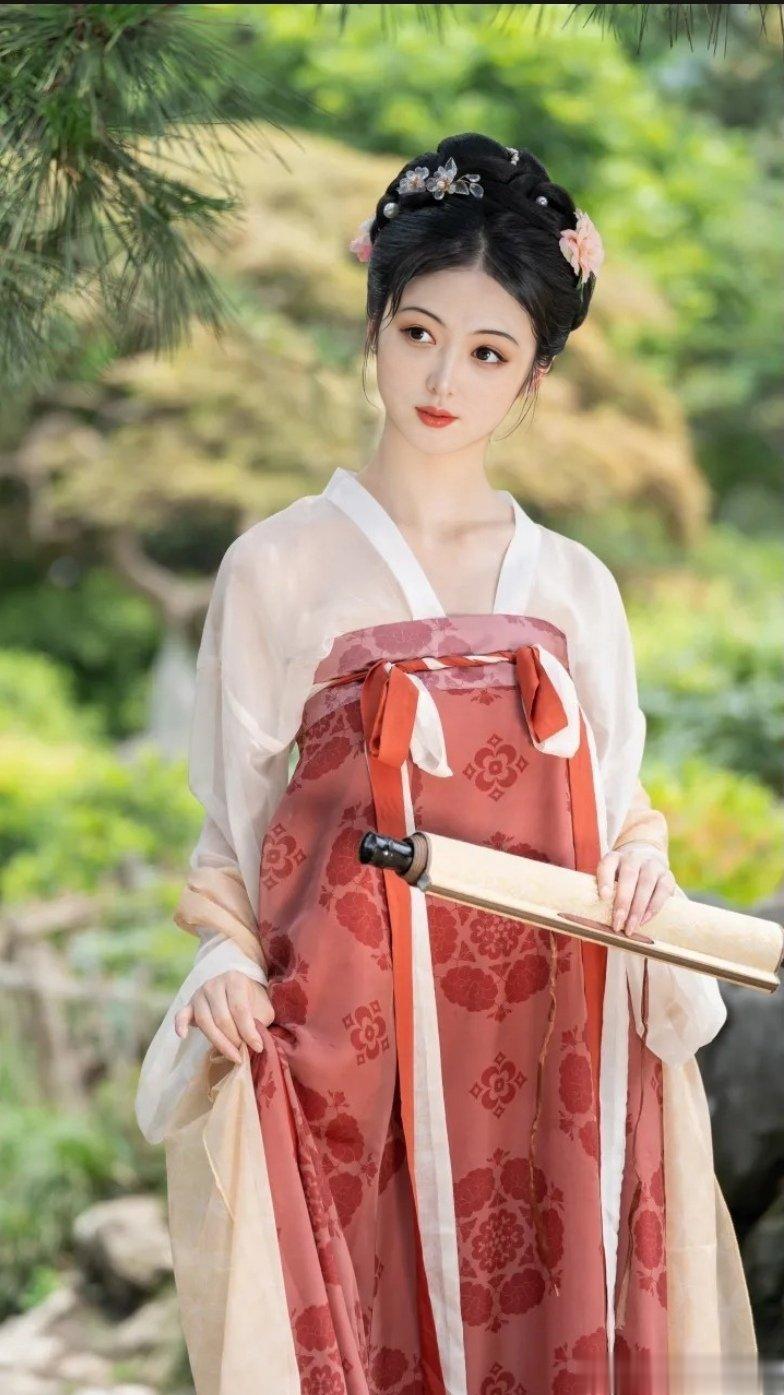 #情感#              《素笺》素笺初试墨，彩笔旧成章。得失何须较，