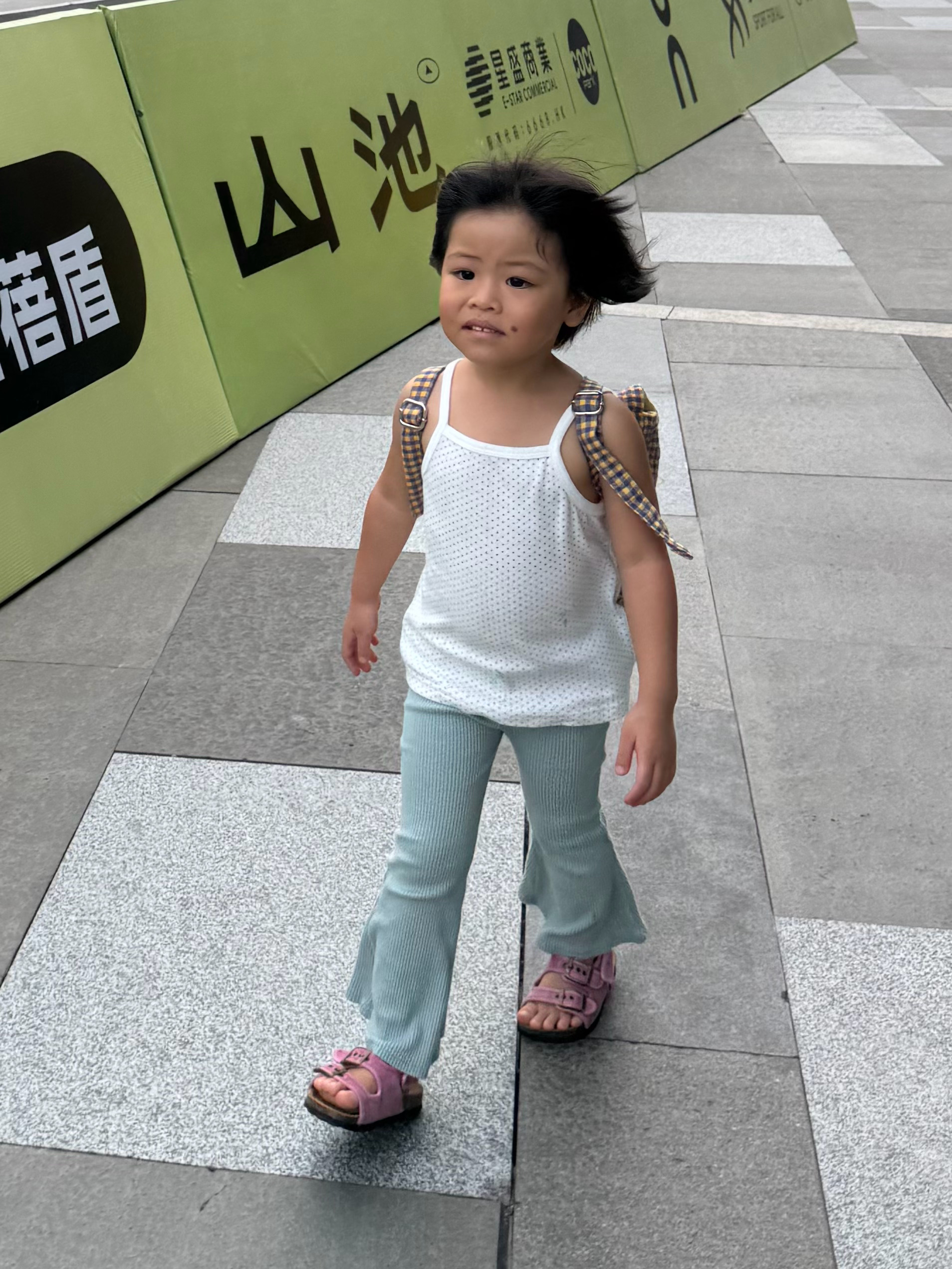 旅蛙热衷于拍摄球宝无刘海尴尬笑照片 ​​​