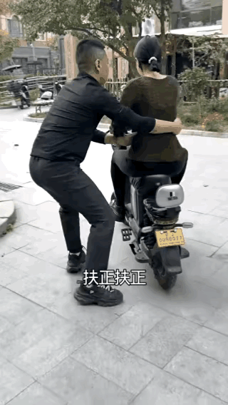 在网络上看到这段视频，分享给大家：一个男人正在教妻子骑两轮电动车，突然前面来了一