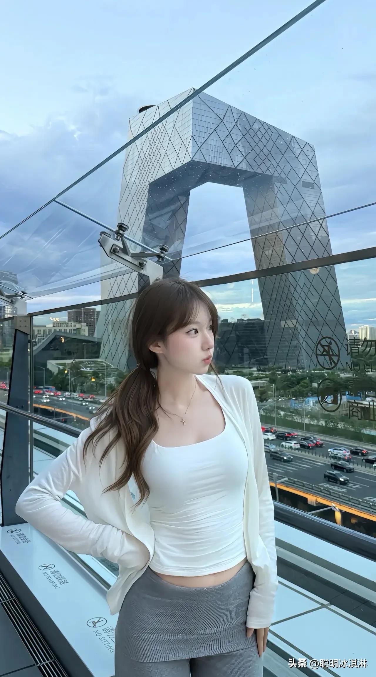 镜头是我的画笔，生活是我的画布  
每一次快门，都是对美的定格  
爱拍照的女孩