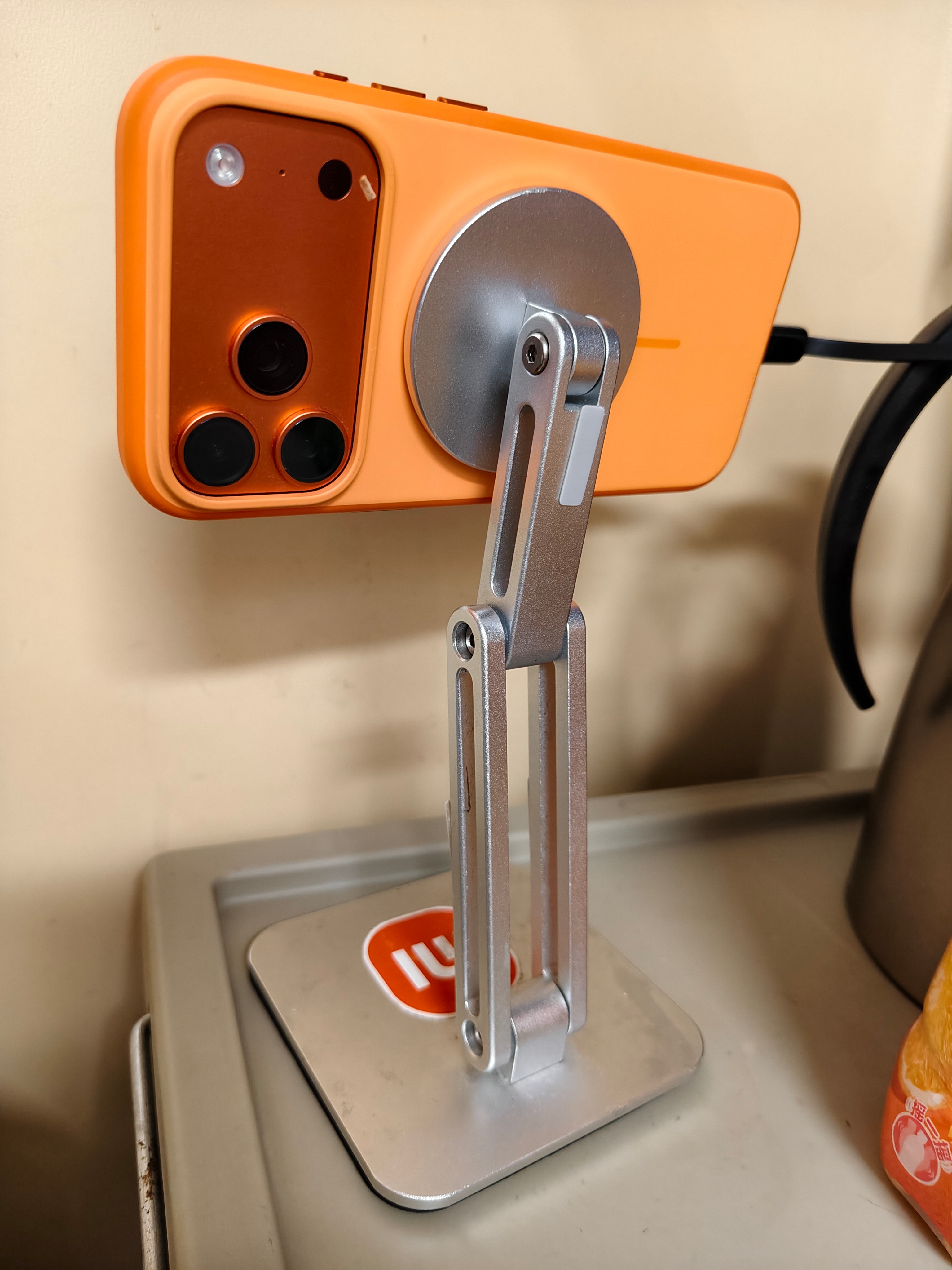 一个手机，没有必要娇生惯养，充电就是一晚上 