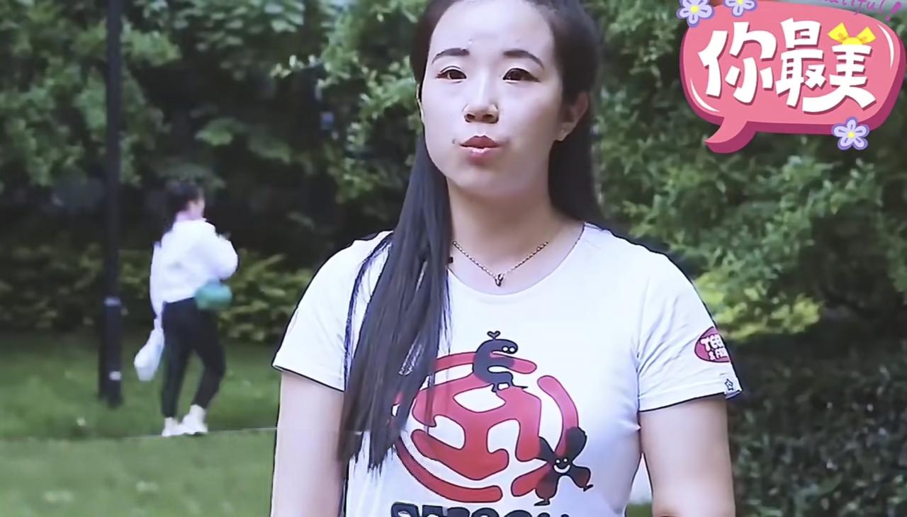 西安街头突然拉起红横幅，
指名道姓要找一个姑娘。

说实话，路人看到这场面心都提