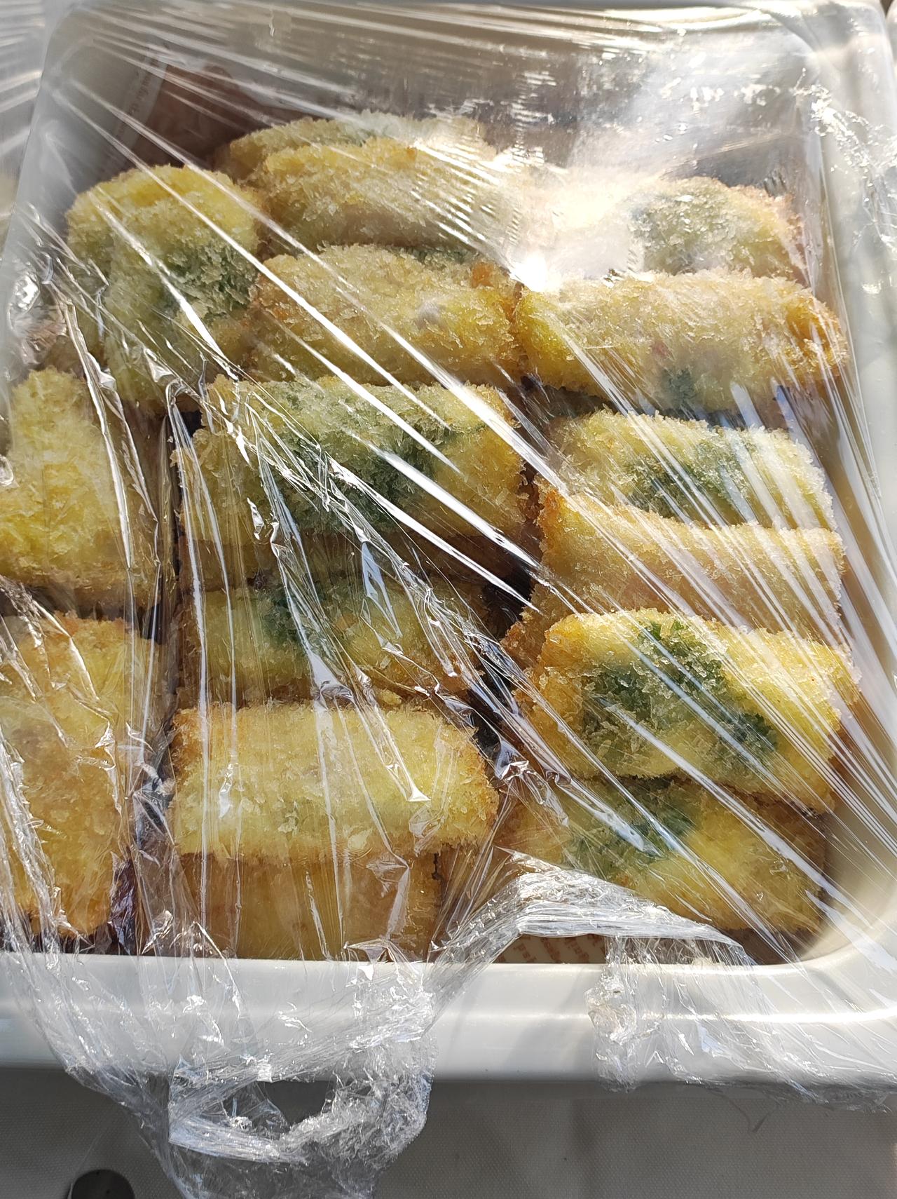 街边美食

出去散步，被街边的美食所吸引。买几个尝尝，色香味俱佳。