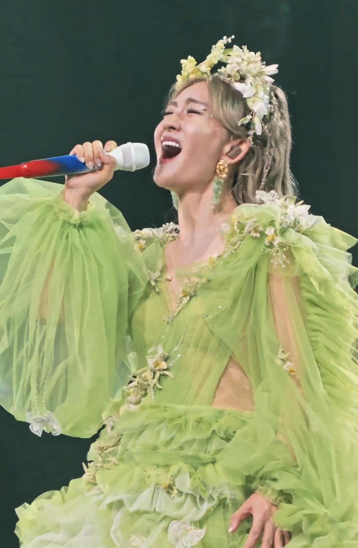 有人吐槽谢娜开演唱会是为了圈钱，还嘲讽说什么人都能开演唱会了。

但我想说，明星