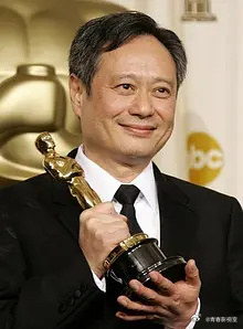 李安导演 新电影《李小龙》的剧本已经写完，计划明年初开拍。影片将由李安的儿子李淳