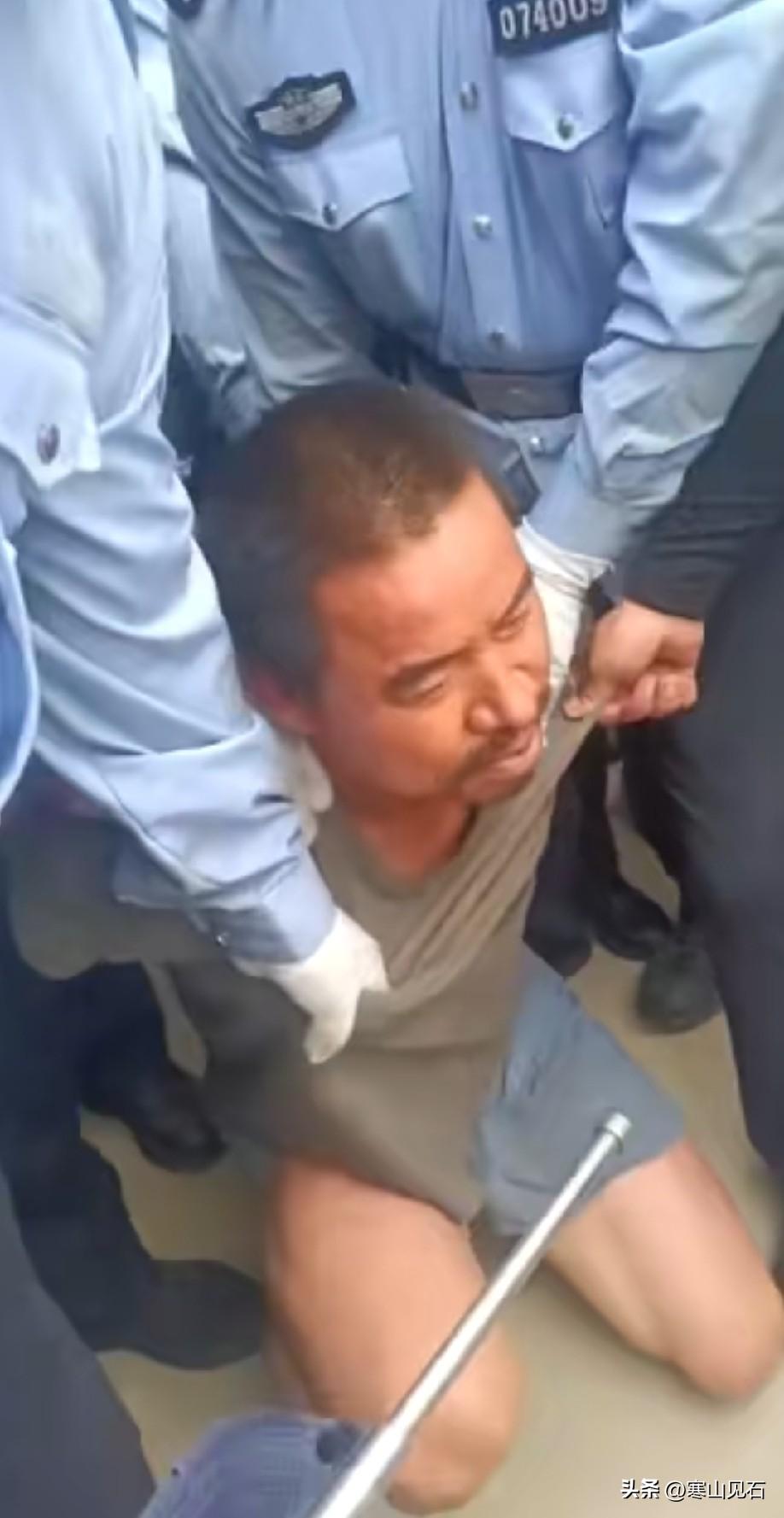 夏付钢落网后的样子看着和之前判若两人。原本看着体格壮实、精神抖擞的一个人，就因为