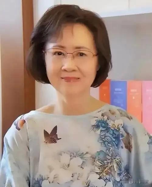 一代才女琼瑶，以笔为梭，编织无数梦幻锦缎。往昔岁月，她的故事如璀璨星芒照亮青春征
