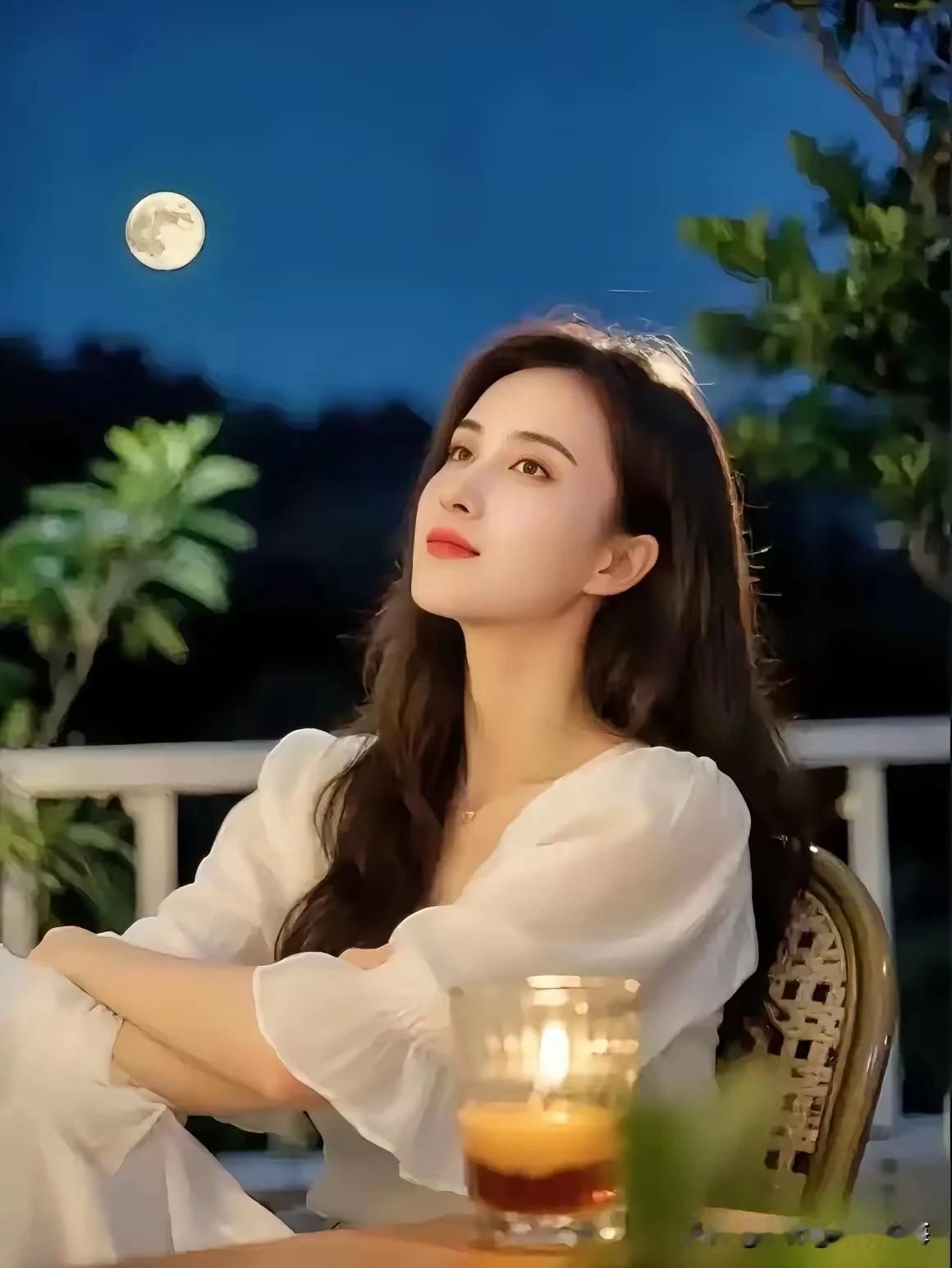 诗人笔下共婵娟，
焉知多少甜与酸。
佳丽窗前望明月，
天涯此时共团圆。