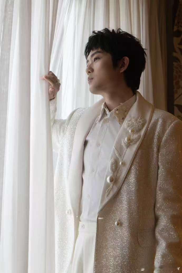 秦昊李克勤再唱披哥兰亭序秦昊李克勤粤语三连唱神仙同框太绝！李克勤秦昊粤语三连唱稳