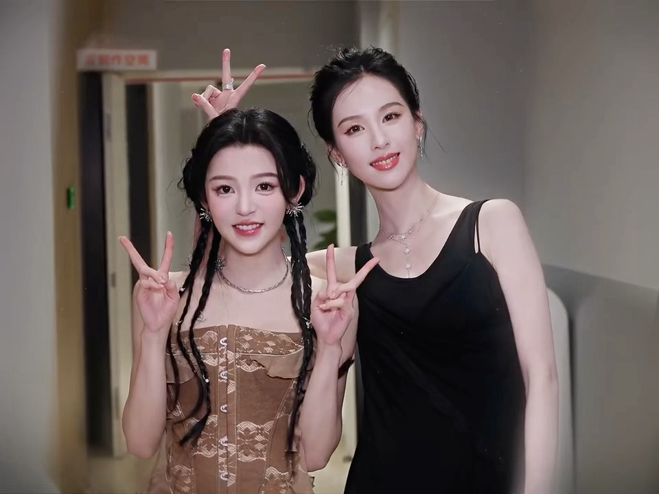 饶嘉迪发的和陈都灵的合拍视频陈都灵可以不要再在别的妹妹面前释放魅力了吗 